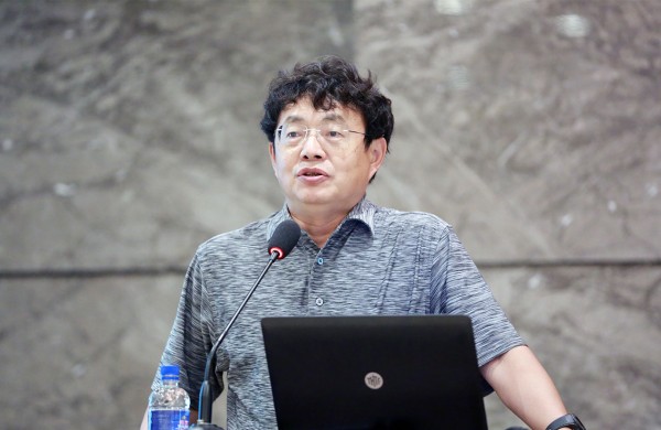 清华控股党委书记,董事长龙大伟讲话