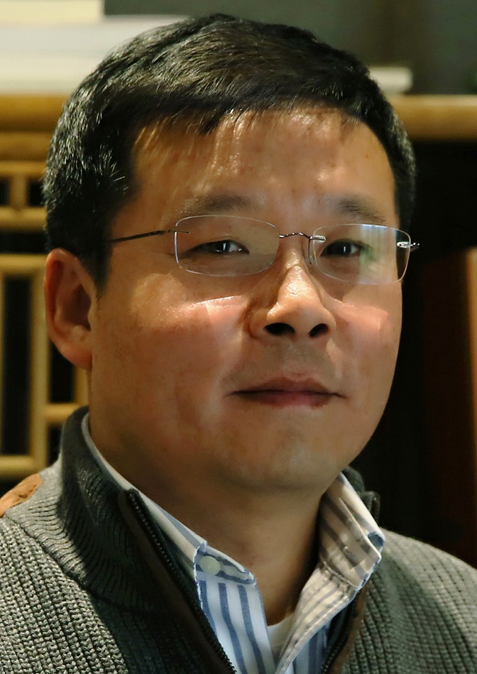 清华大学经济管理学院工商管理硕士.现任清控人居集团总裁.